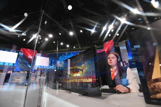 Call center of Direct Line with President Vladimir Putin in Gostiny Dvor