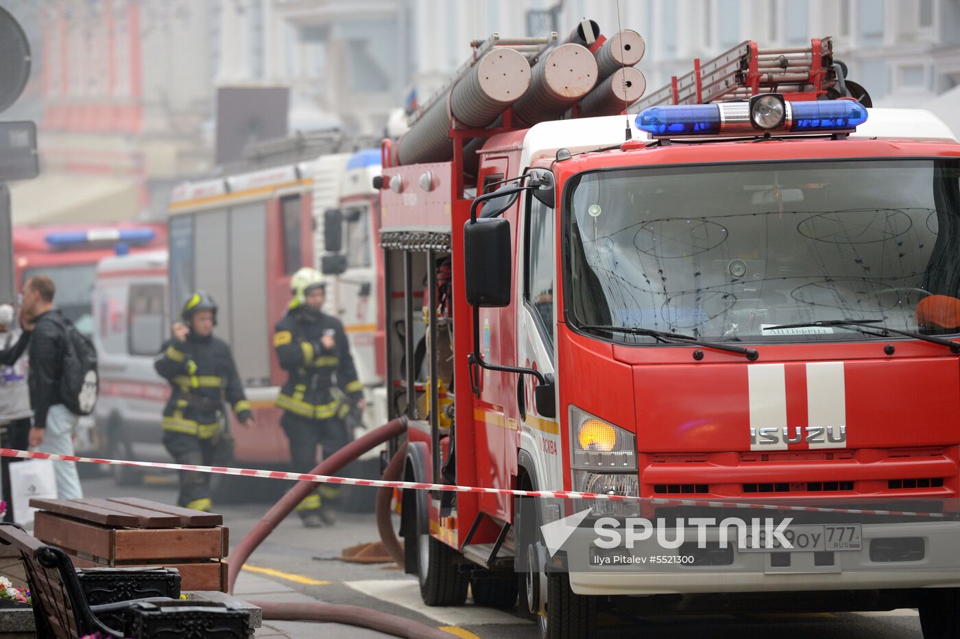 Fire erupts on roof of Pedagogical Book House in Moscow