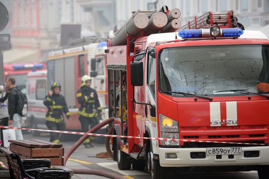 Fire erupts on roof of Pedagogical Book House in Moscow