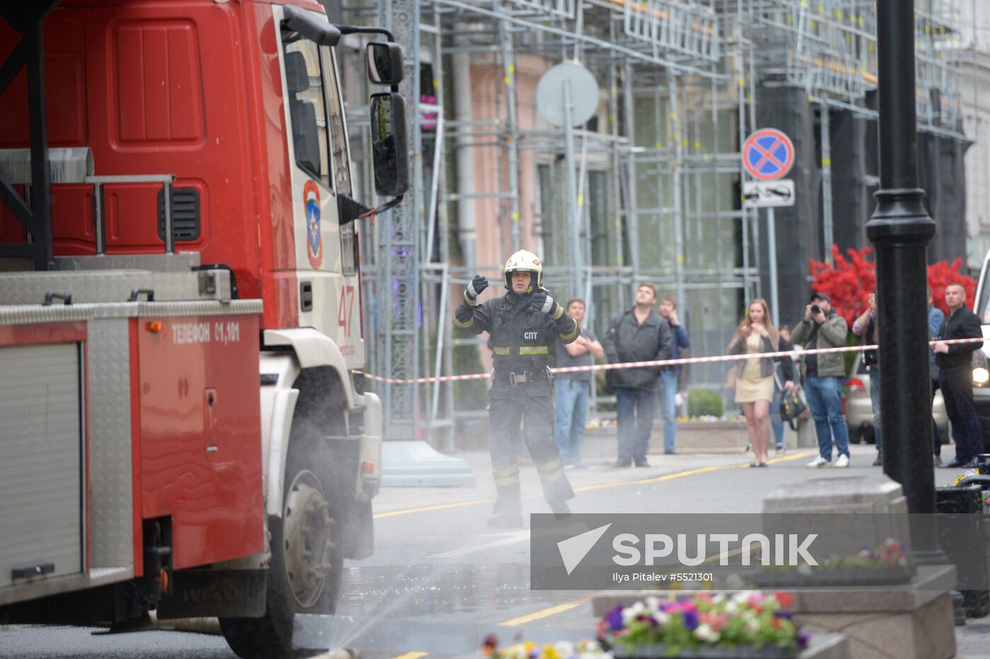 Fire erupts on roof of Pedagogical Book House in Moscow