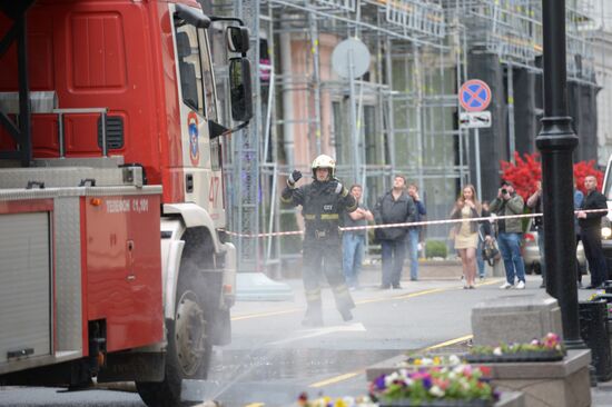 Fire erupts on roof of Pedagogical Book House in Moscow