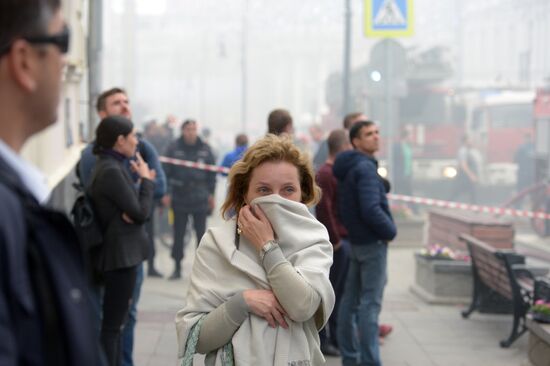 Fire erupts on roof of Pedagogical Book House in Moscow