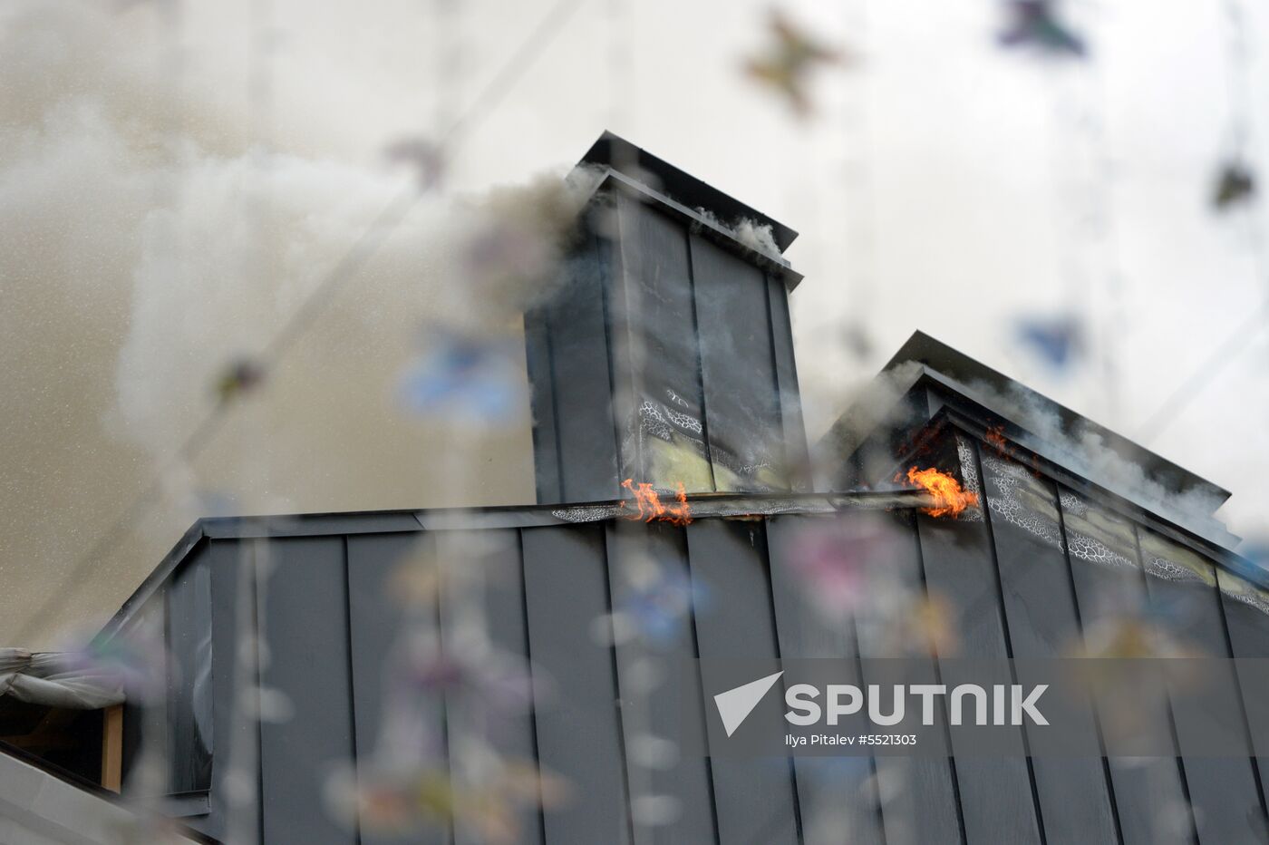 Fire erupts on roof of Pedagogical Book House in Moscow
