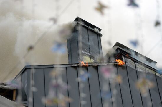 Fire erupts on roof of Pedagogical Book House in Moscow