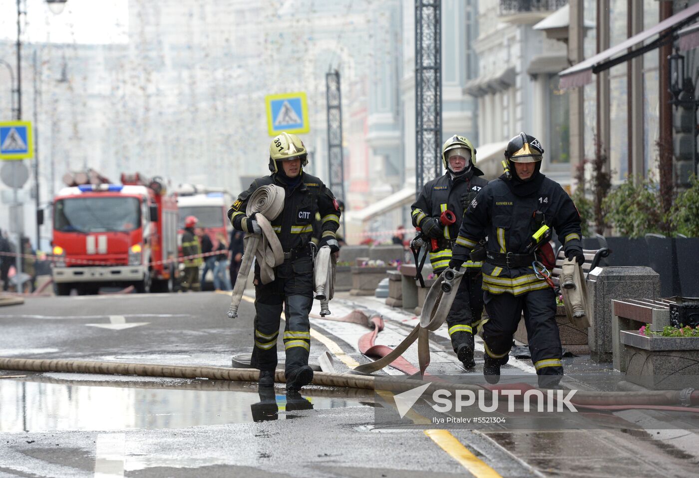 Fire erupts on roof of Pedagogical Book House in Moscow