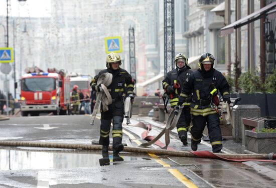 Fire erupts on roof of Pedagogical Book House in Moscow