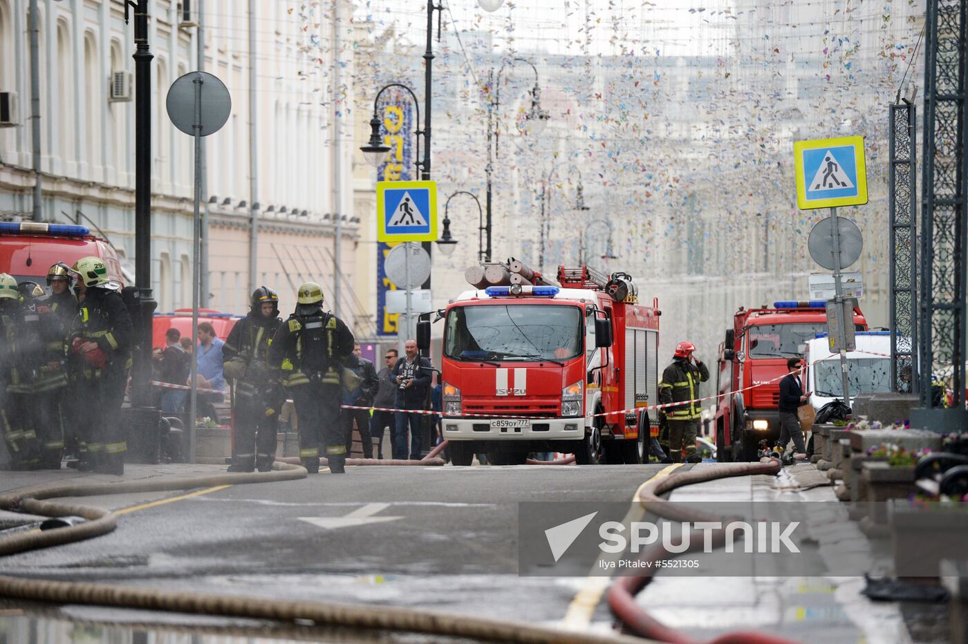 Fire erupts on roof of Pedagogical Book House in Moscow