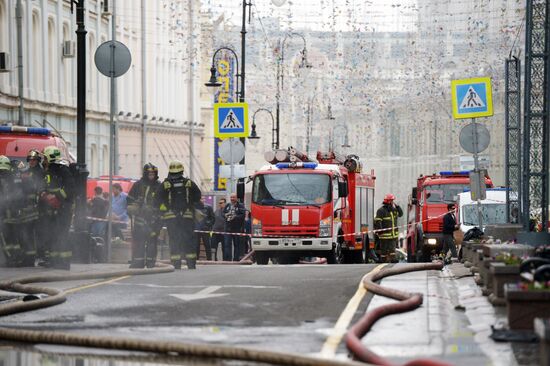 Fire erupts on roof of Pedagogical Book House in Moscow