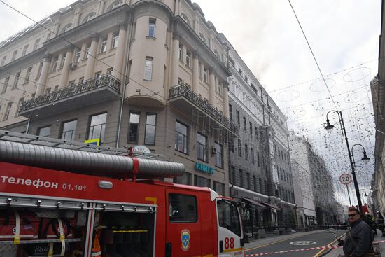 Fire erupts on roof of Pedagogical Book House in Moscow