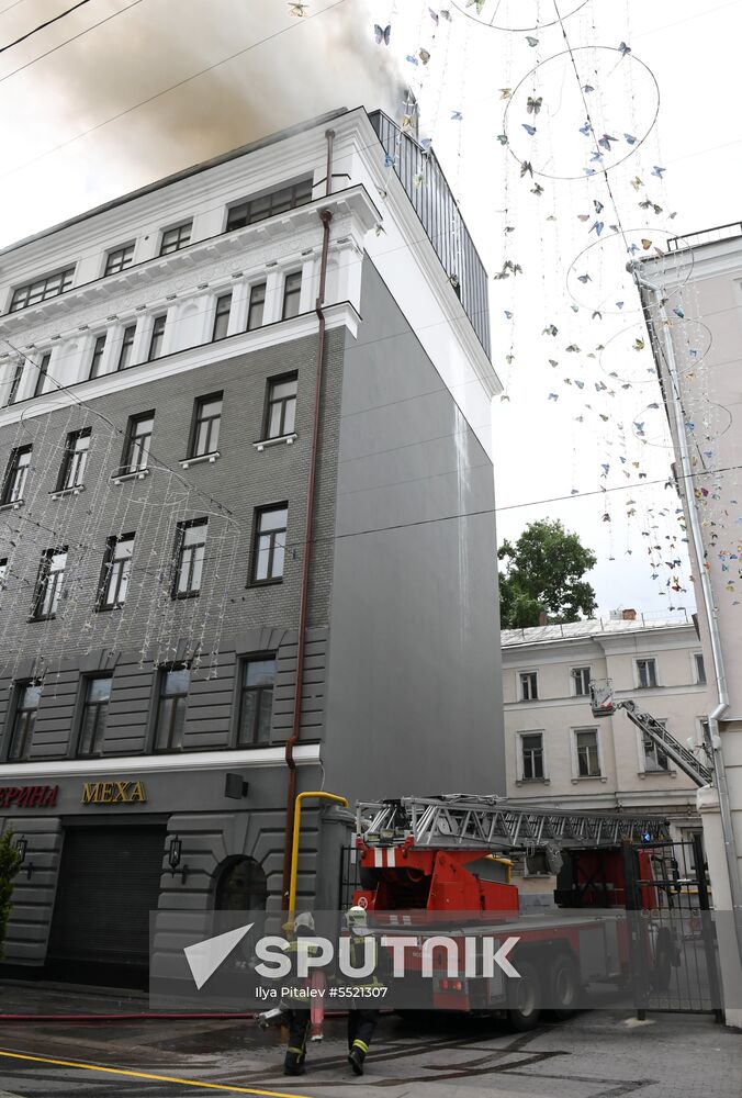 Fire erupts on roof of Pedagogical Book House in Moscow