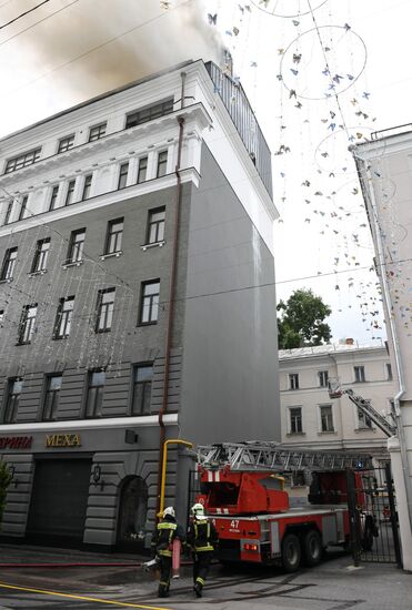 Fire erupts on roof of Pedagogical Book House in Moscow