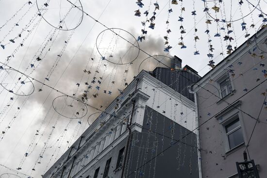 Fire erupts on roof of Pedagogical Book House in Moscow