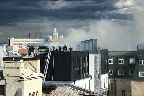 Fire erupts on roof of Pedagogical Book House in Moscow