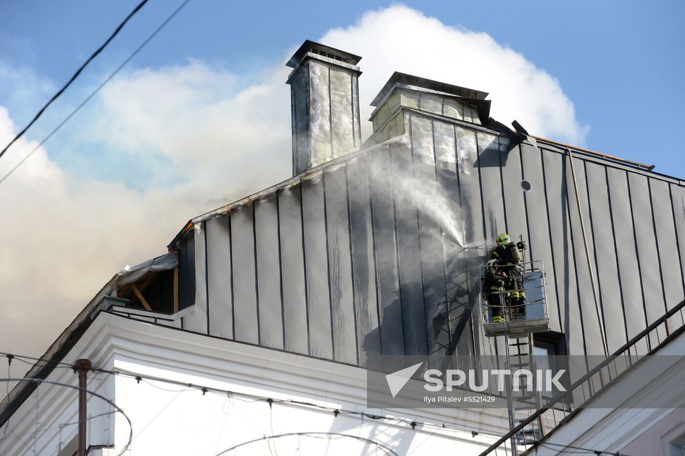 Fire erupts on roof of Pedagogical Book House in Moscow