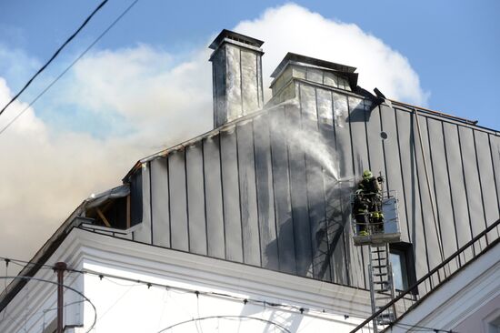 Fire erupts on roof of Pedagogical Book House in Moscow