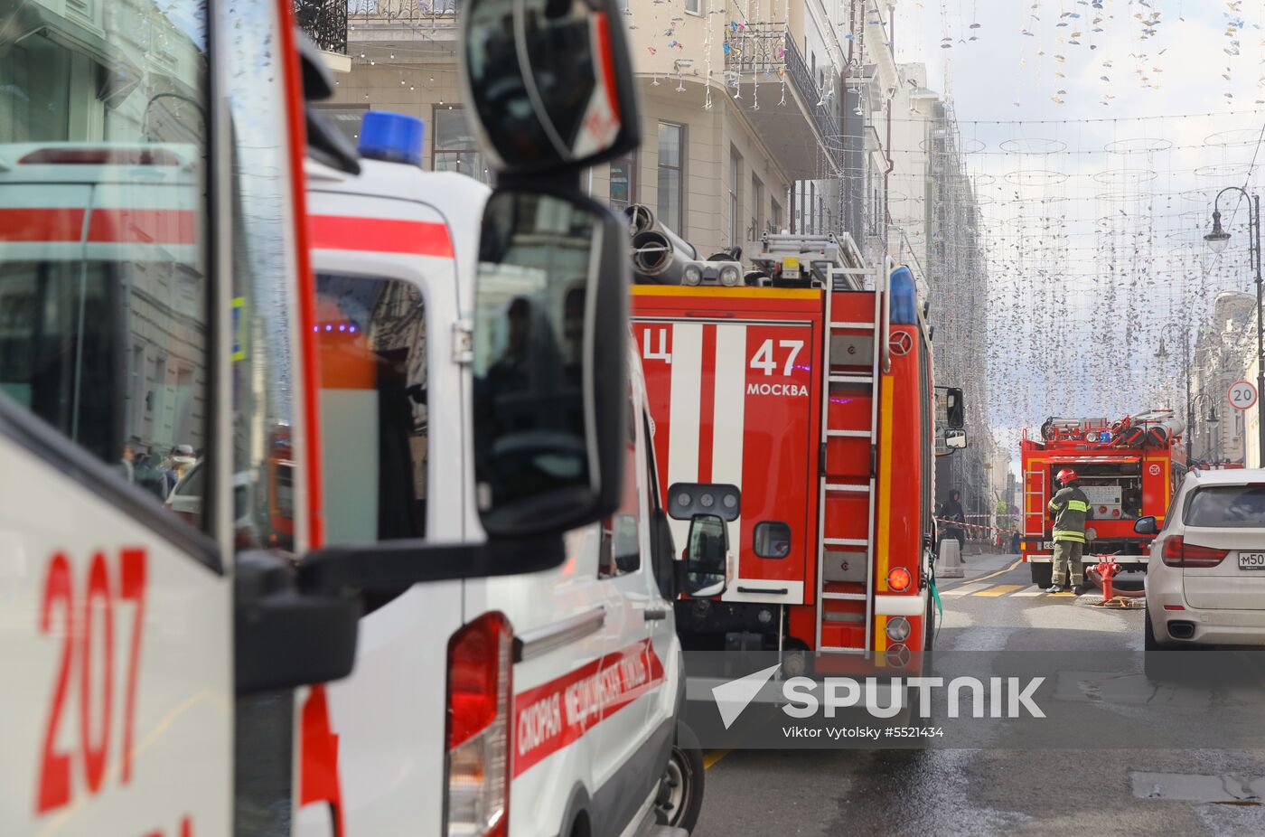 Fire erupts on roof of Pedagogical Book House in Moscow