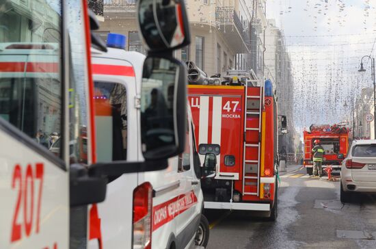 Fire erupts on roof of Pedagogical Book House in Moscow