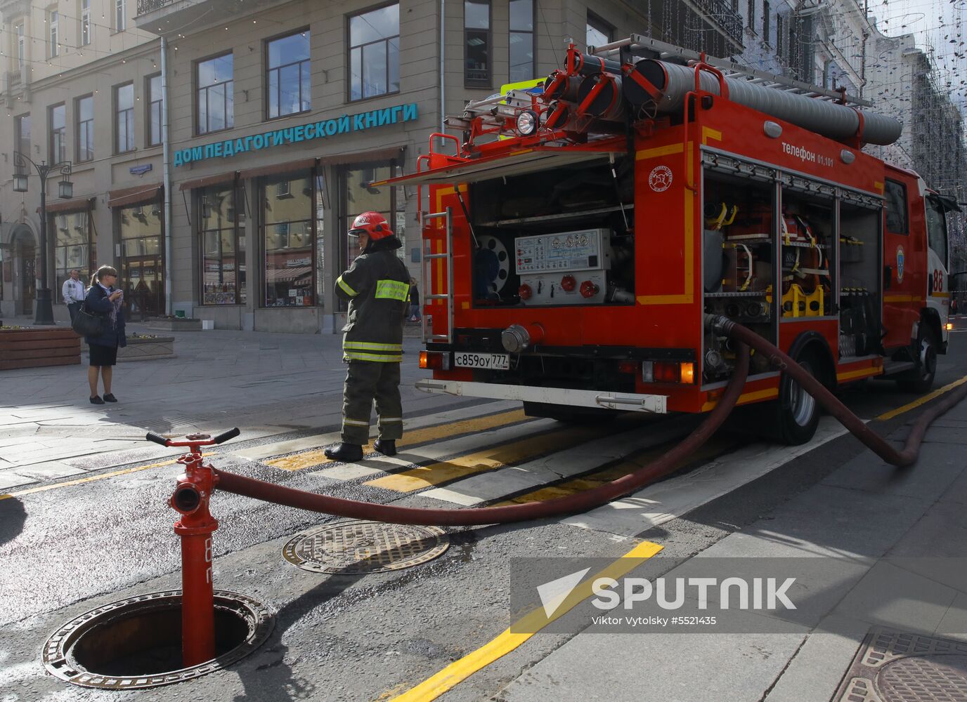 Fire erupts on roof of Pedagogical Book House in Moscow