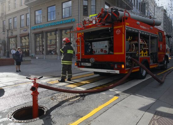 Fire erupts on roof of Pedagogical Book House in Moscow
