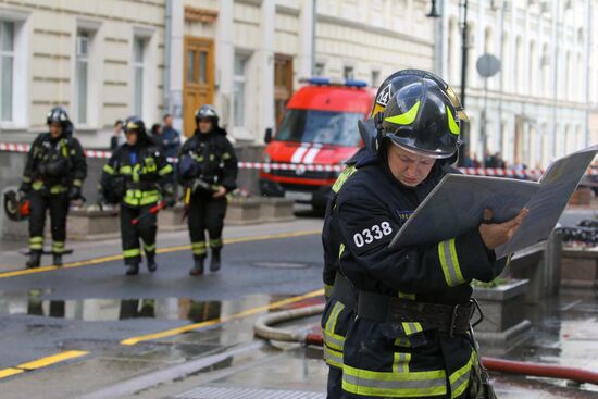 Fire erupts on roof of Pedagogical Book House in Moscow