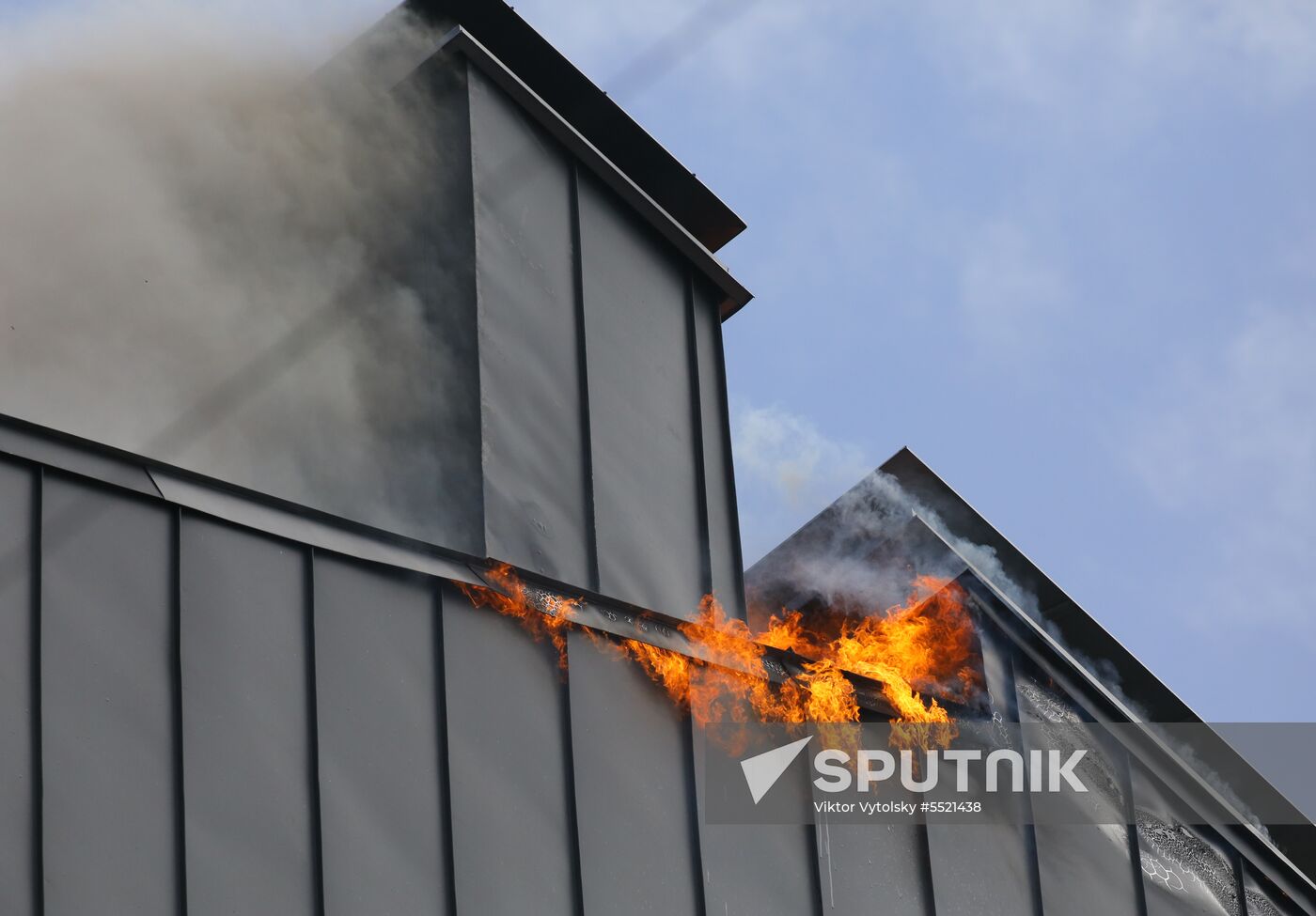 Fire erupts on roof of Pedagogical Book House in Moscow