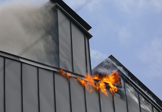 Fire erupts on roof of Pedagogical Book House in Moscow