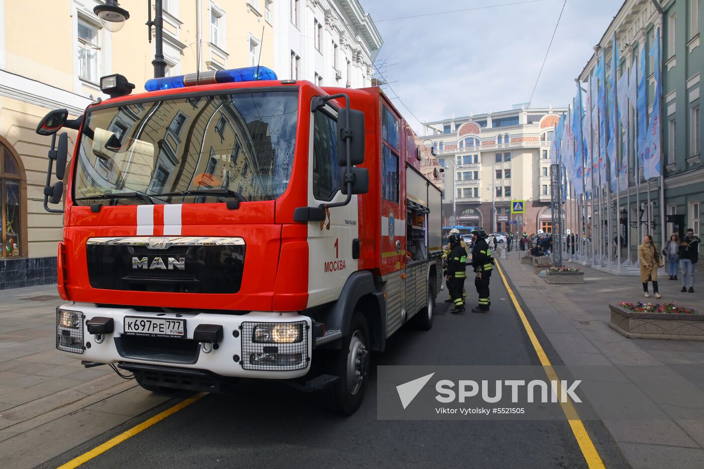 Fire erupts on roof of Pedagogical Book House in Moscow