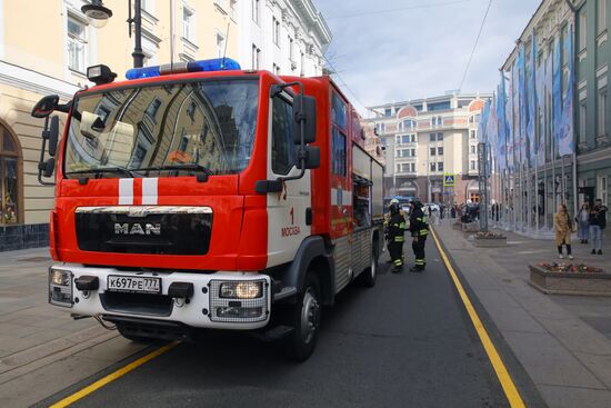 Fire erupts on roof of Pedagogical Book House in Moscow