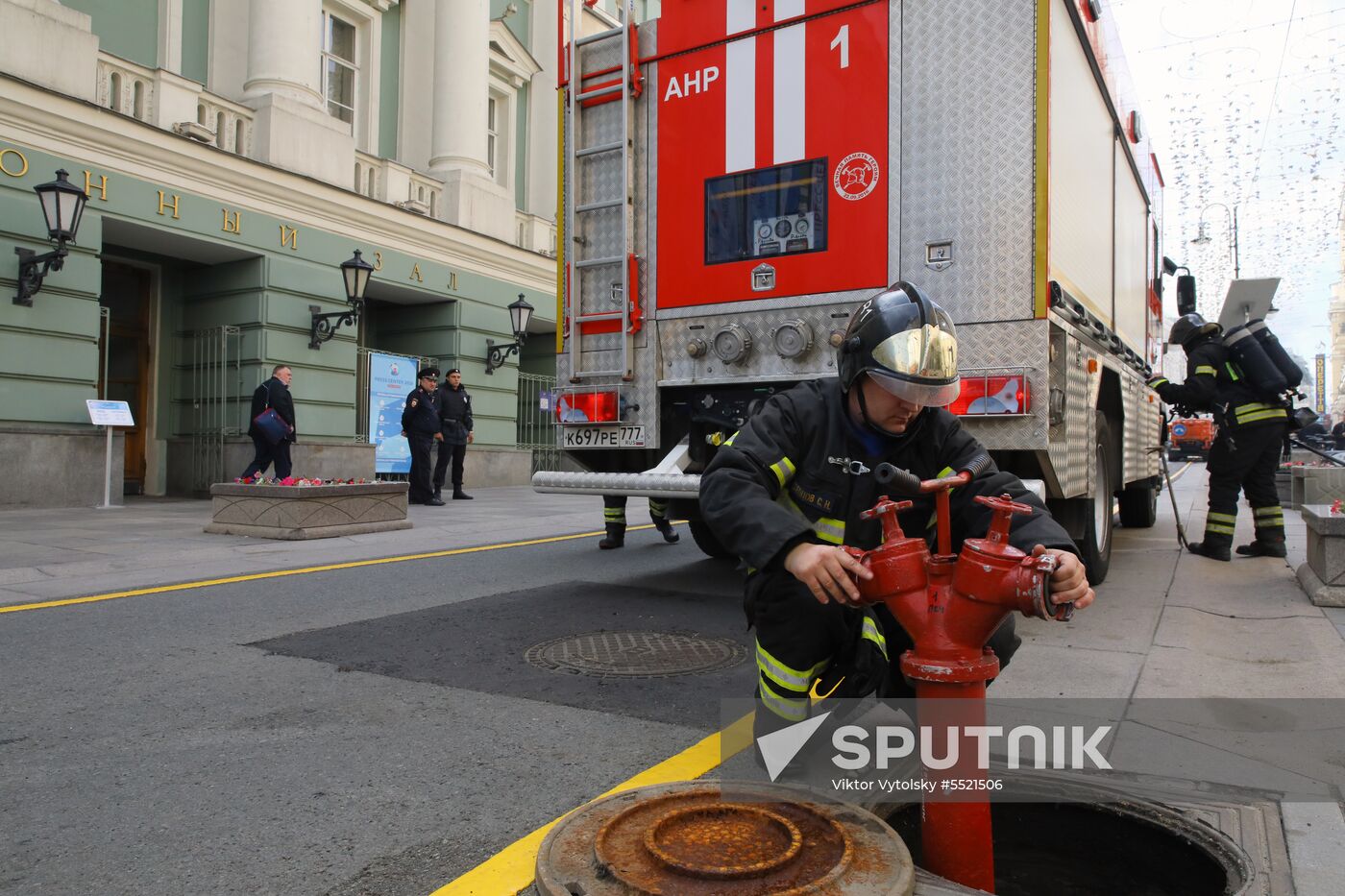 Fire erupts on roof of Pedagogical Book House in Moscow