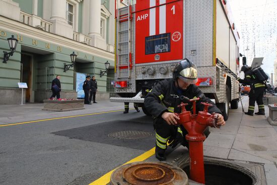 Fire erupts on roof of Pedagogical Book House in Moscow