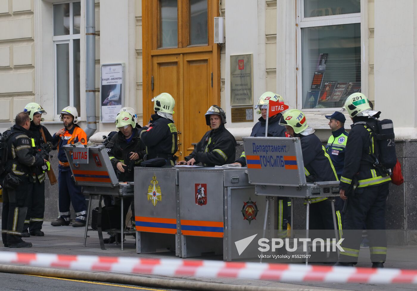 Fire erupts on roof of Pedagogical Book House in Moscow