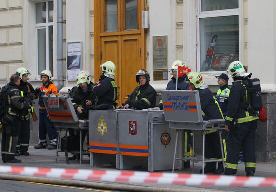 Fire erupts on roof of Pedagogical Book House in Moscow
