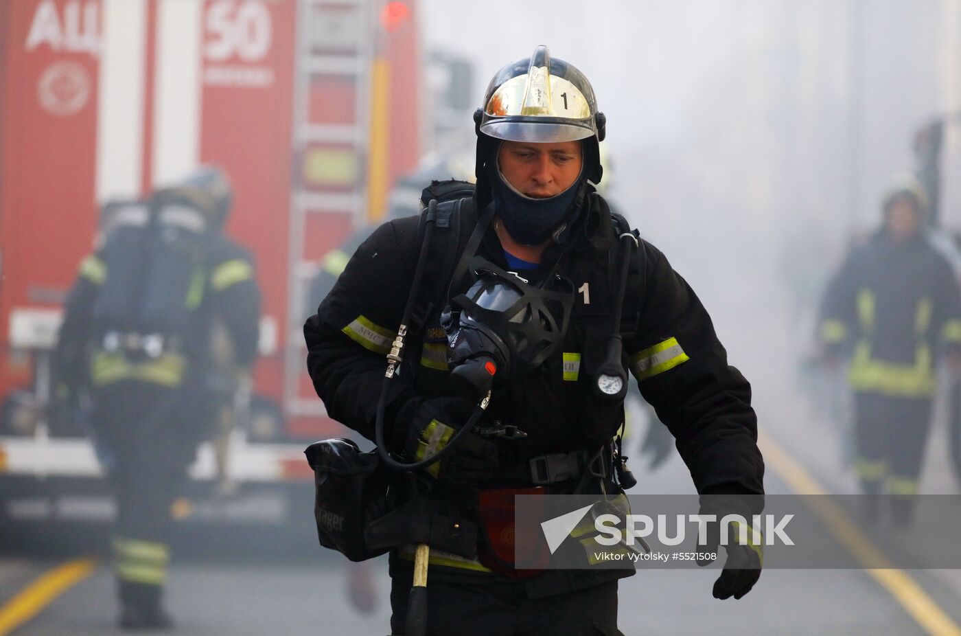 Fire erupts on roof of Pedagogical Book House in Moscow