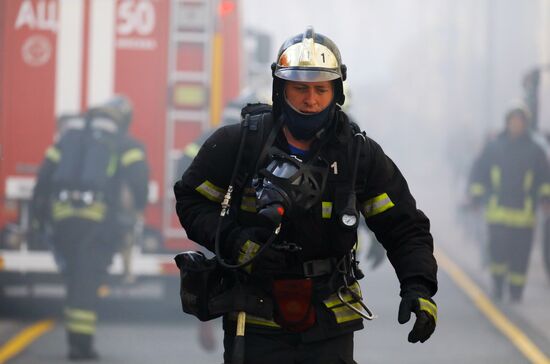 Fire erupts on roof of Pedagogical Book House in Moscow