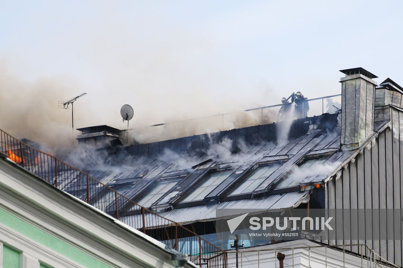 Fire erupts on roof of Pedagogical Book House in Moscow