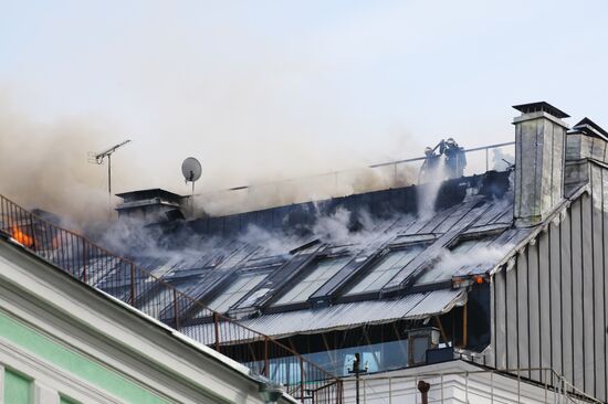 Fire erupts on roof of Pedagogical Book House in Moscow