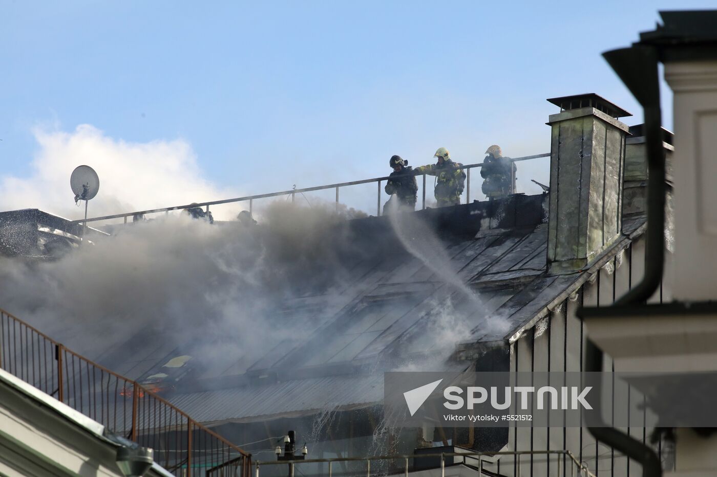 Fire erupts on roof of Pedagogical Book House in Moscow