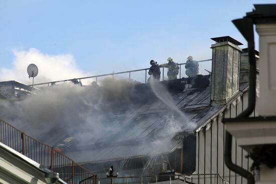 Fire erupts on roof of Pedagogical Book House in Moscow