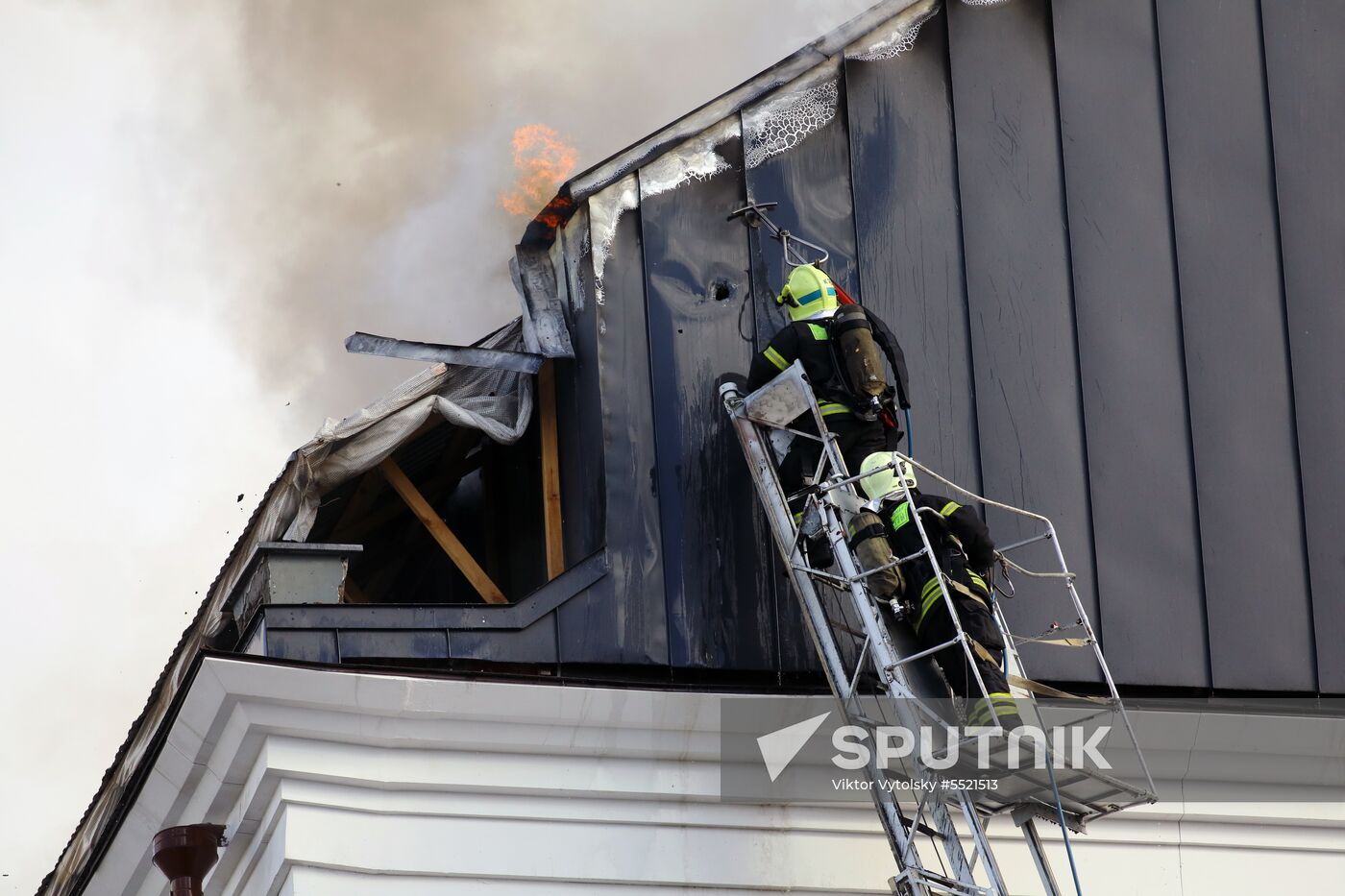 Fire erupts on roof of Pedagogical Book House in Moscow