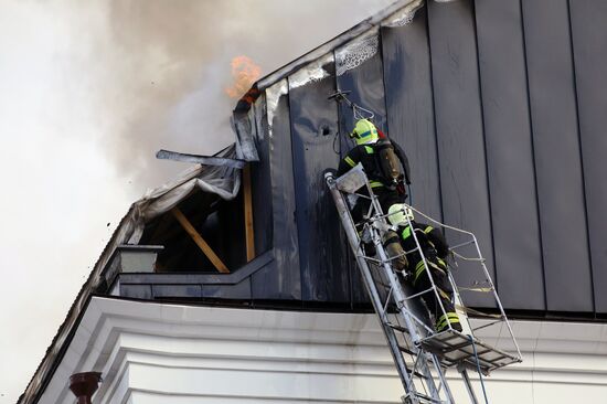 Fire erupts on roof of Pedagogical Book House in Moscow