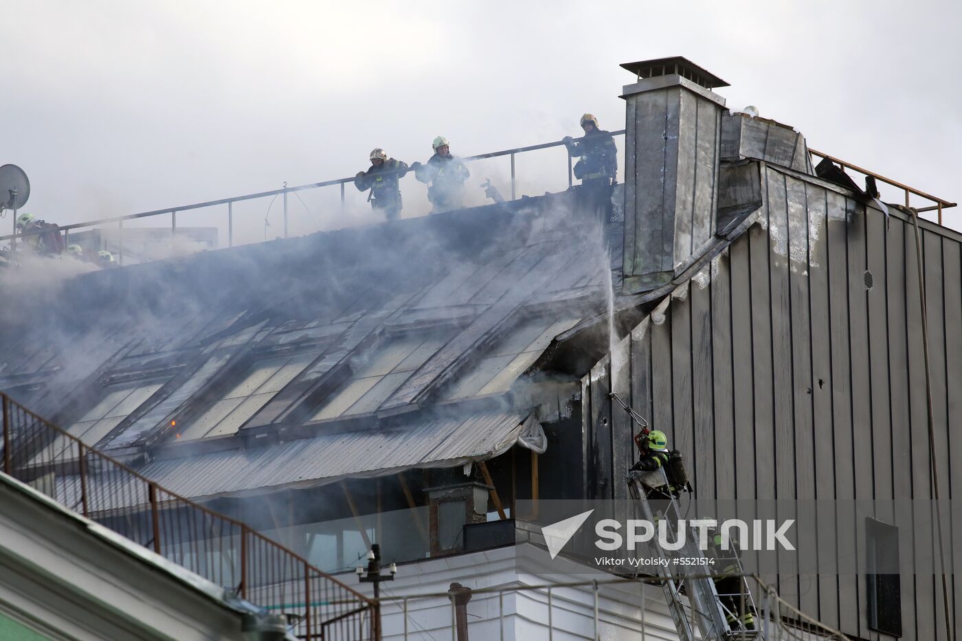 Fire erupts on roof of Pedagogical Book House in Moscow