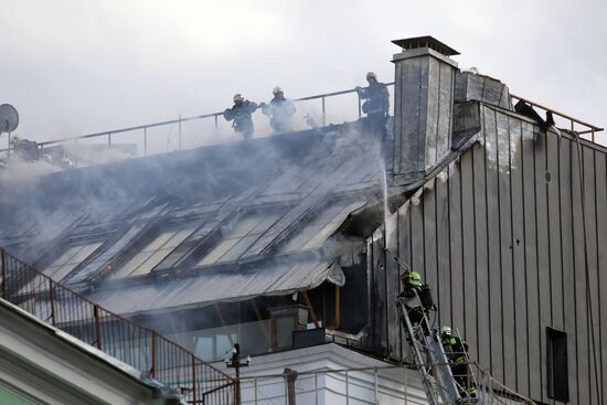 Fire erupts on roof of Pedagogical Book House in Moscow
