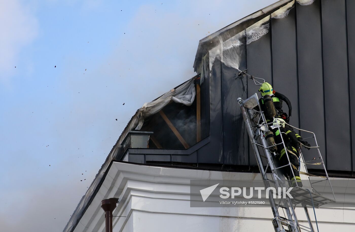 Fire erupts on roof of Pedagogical Book House in Moscow