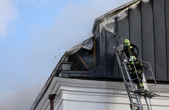 Fire erupts on roof of Pedagogical Book House in Moscow