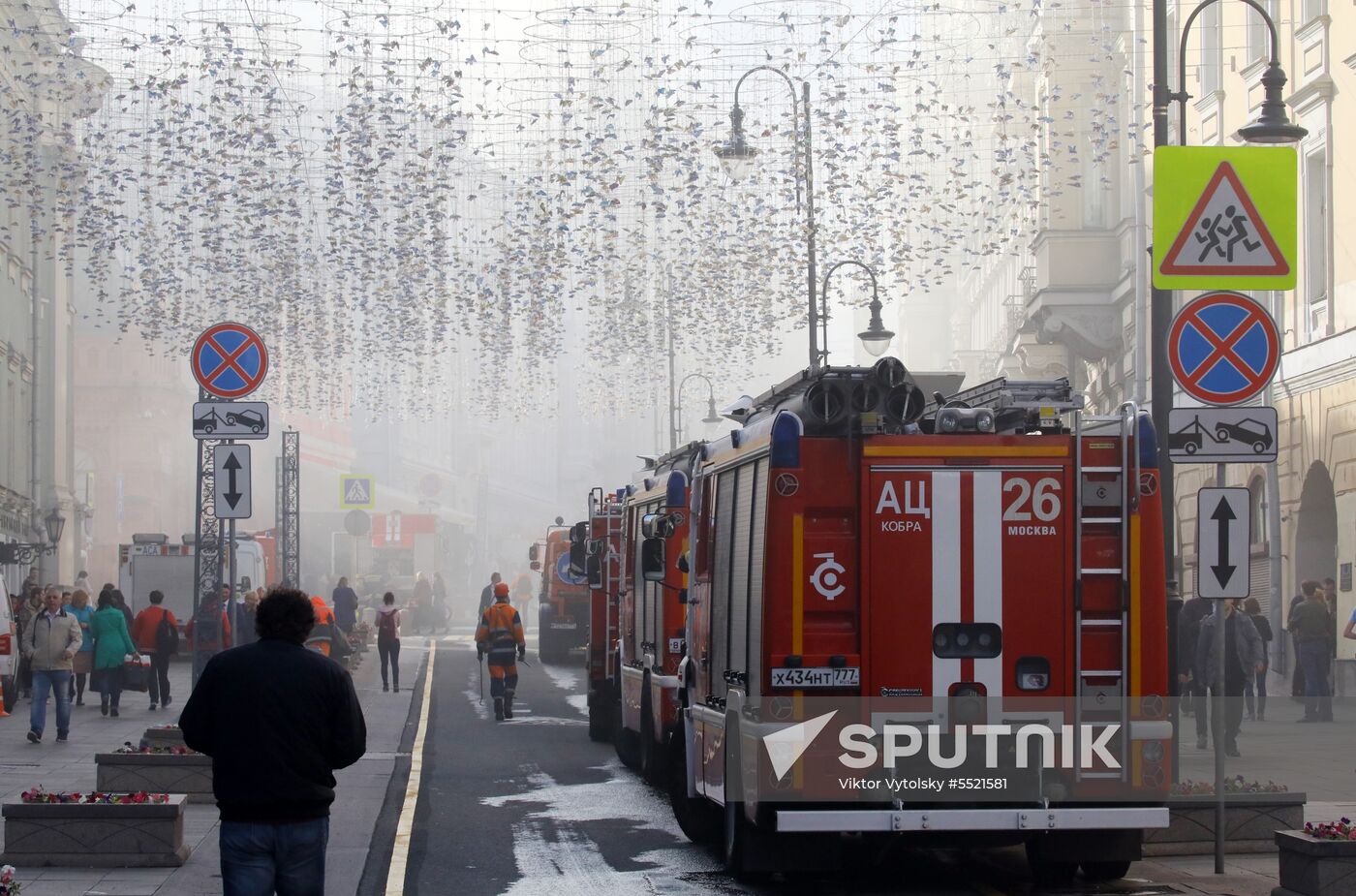 Fire erupts on roof of Pedagogical Book House in Moscow