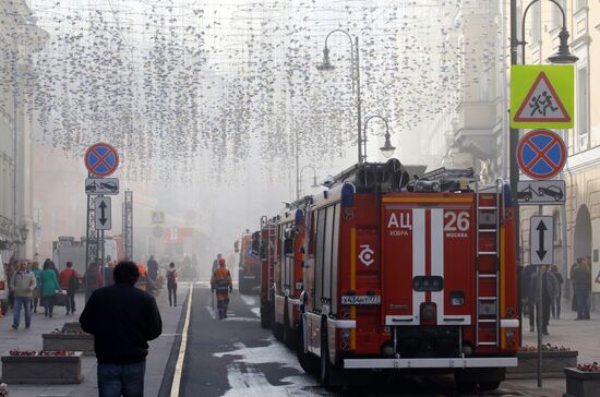Fire erupts on roof of Pedagogical Book House in Moscow