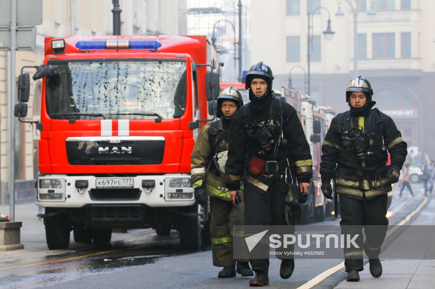 Fire erupts on roof of Pedagogical Book House in Moscow