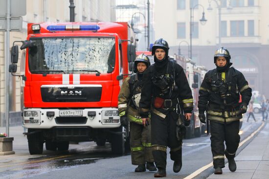 Fire erupts on roof of Pedagogical Book House in Moscow