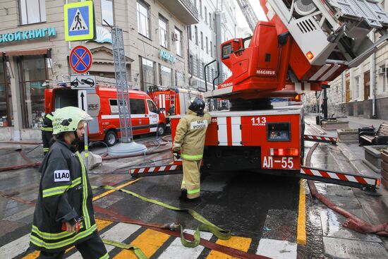 Fire erupts on roof of Pedagogical Book House in Moscow