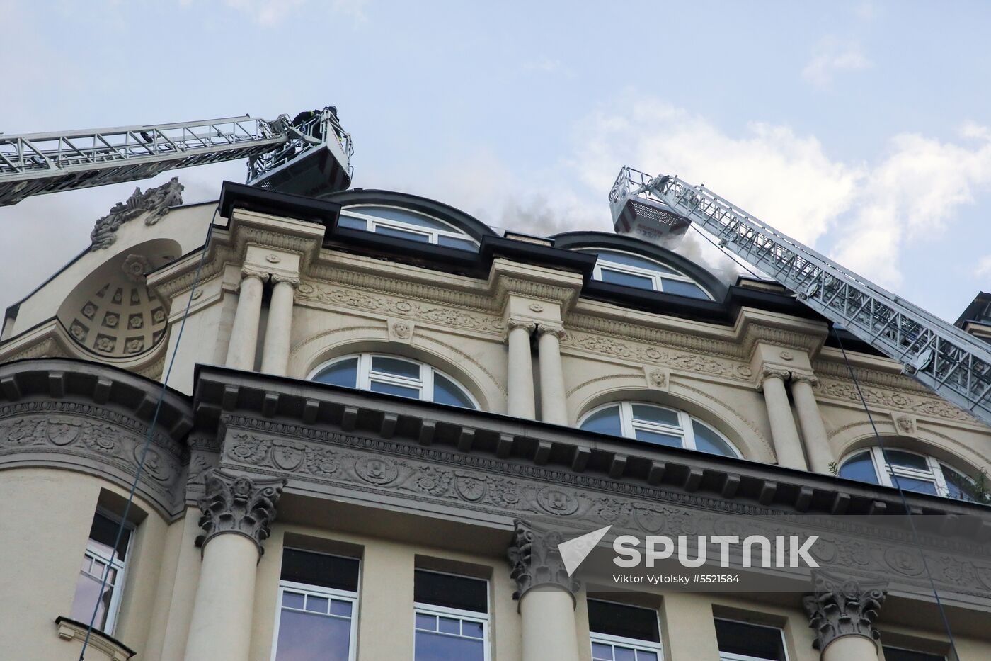 Fire erupts on roof of Pedagogical Book House in Moscow